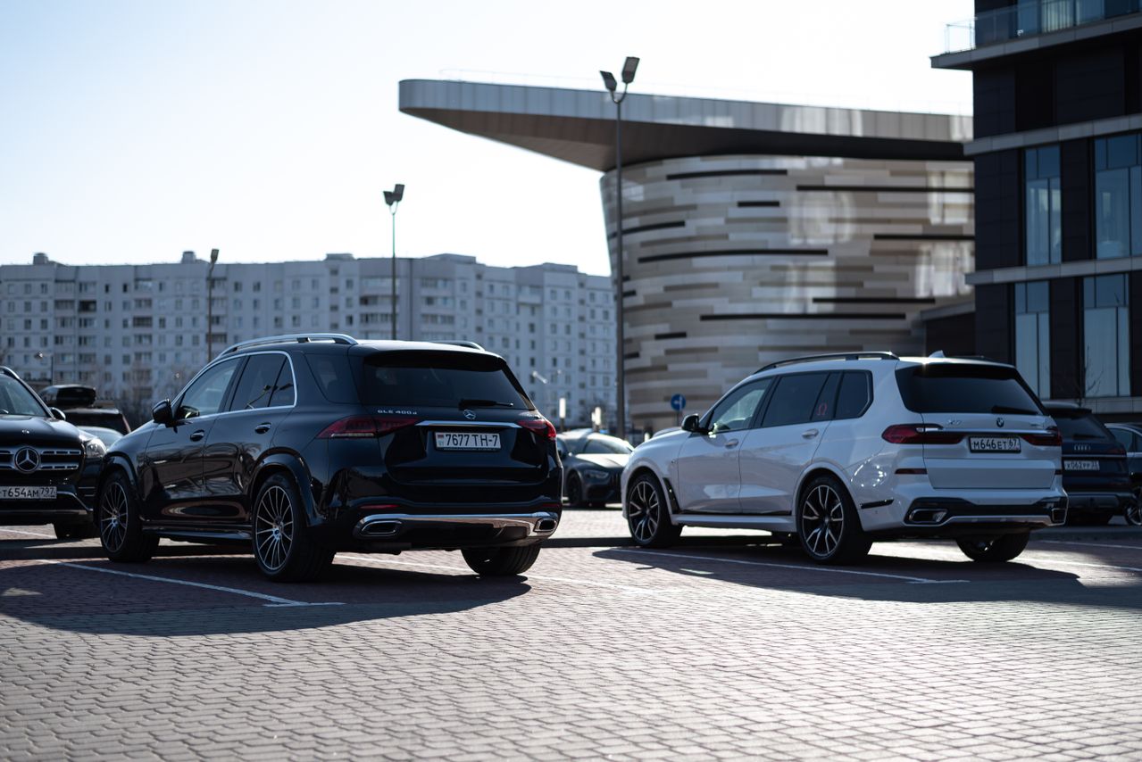 Mercedes và BMW
